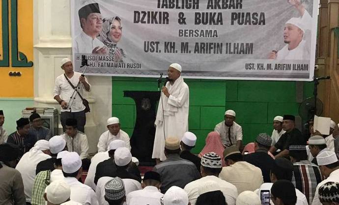 Ustad Arifin Ilham Ajak Warga Sidrap Berbondong Bondong Berbuat Kebaikan Sulawesion Com