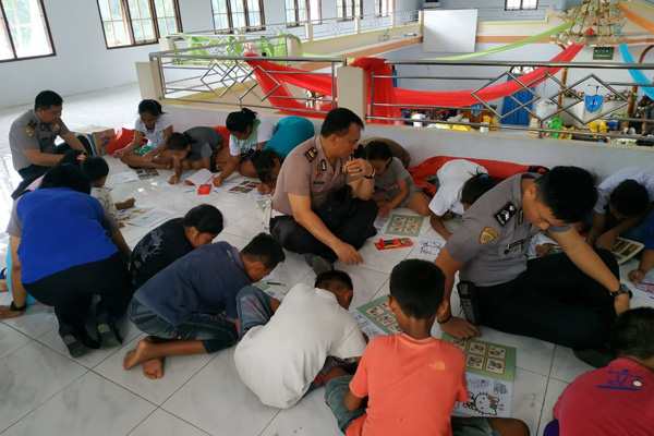 Tim Trauma  Healing Hibur Anak  anak  Korban Banjir di 