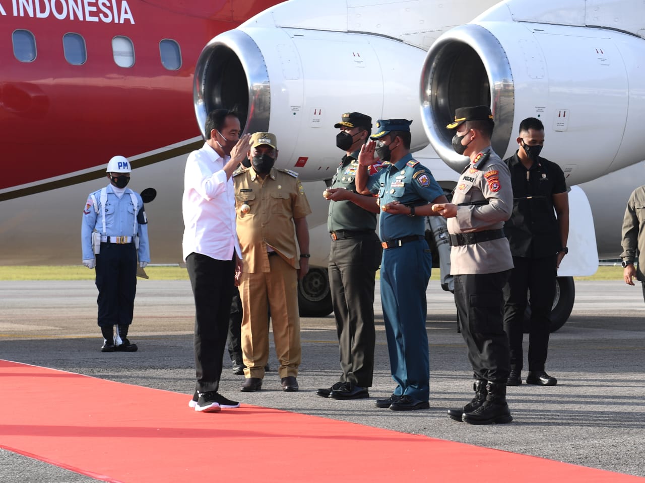 Presiden Joko Widodo saat tiba di Bandara Betoambari Baubau. Foto: Laily Rachev - Biro Pers Sekretariat Presiden