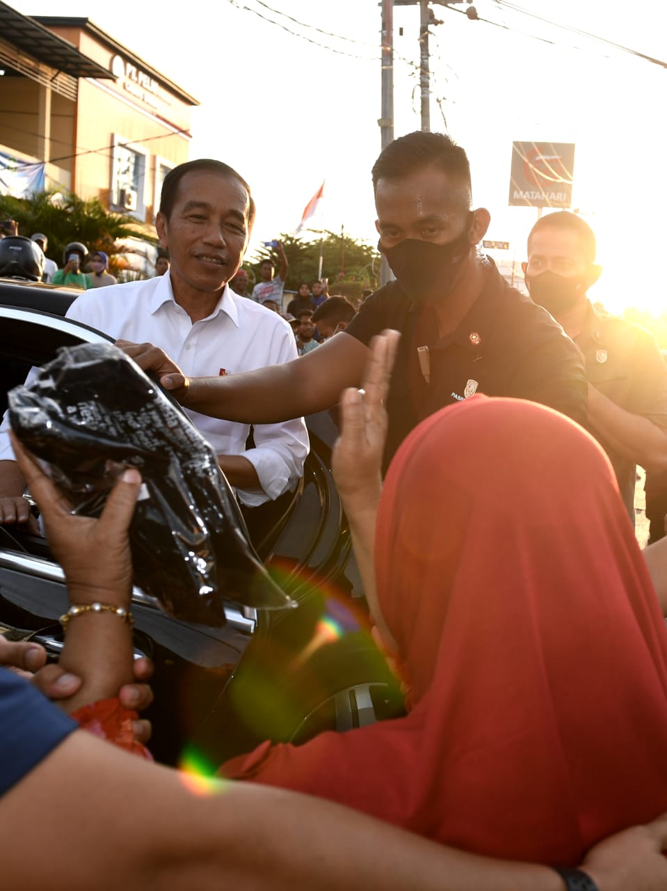 Presiden Jokowi saat disambut warga Baubau. Foto: Laily Rachev - Biro Pers Sekretariat Presiden 