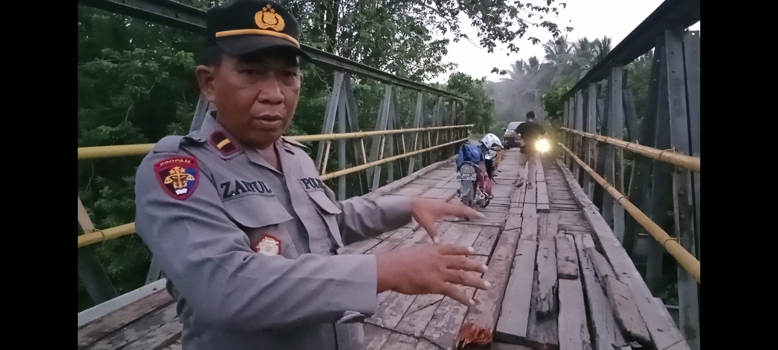 Kapolsek Bonegunu, IPDA Zaifulah saat diwawancarai usai menutup lubang menganga di Jembatan Lahumoko. Foto: Adnan