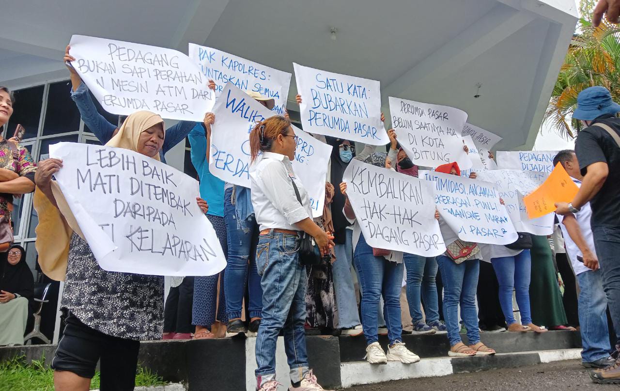 DPD Ikatan Pedagang Pasar Indonesia (IKPPI) Bitung menggelar aksi damai. (Fto/Yaser)