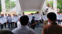 Pemkot Bitung dan Perumda Pasar saat menerima aksi unjuk rasa oleh DPD Ikatan Pedagang Pasar Indonesia. (Fto/Yaser)