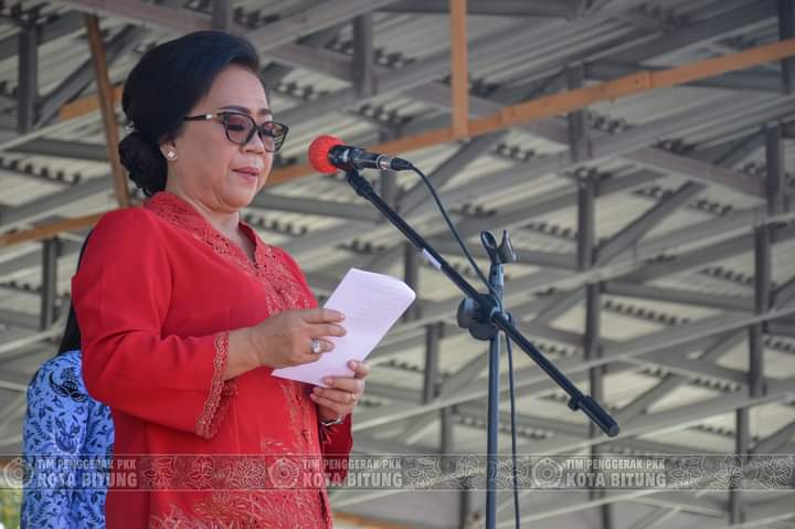 Rita Tangkudung saat menjadi Inspektur Upacara (Irup) di Hari Kartini, Otda dan HKBM. (Fto/Ist)