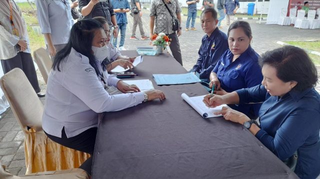 Ketua DPD Partai NasDem, Nori Supit saat mendatangi Kantor KPU Kota Bitung. (Fto/Ist)
