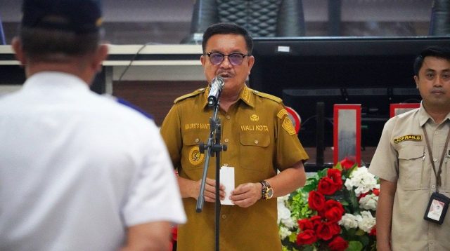 Wali Kota Bitung, Maurits Mantiri saat melepas peserta diklat Politeknik Pelayaran Sulut. (Fto/Ist)