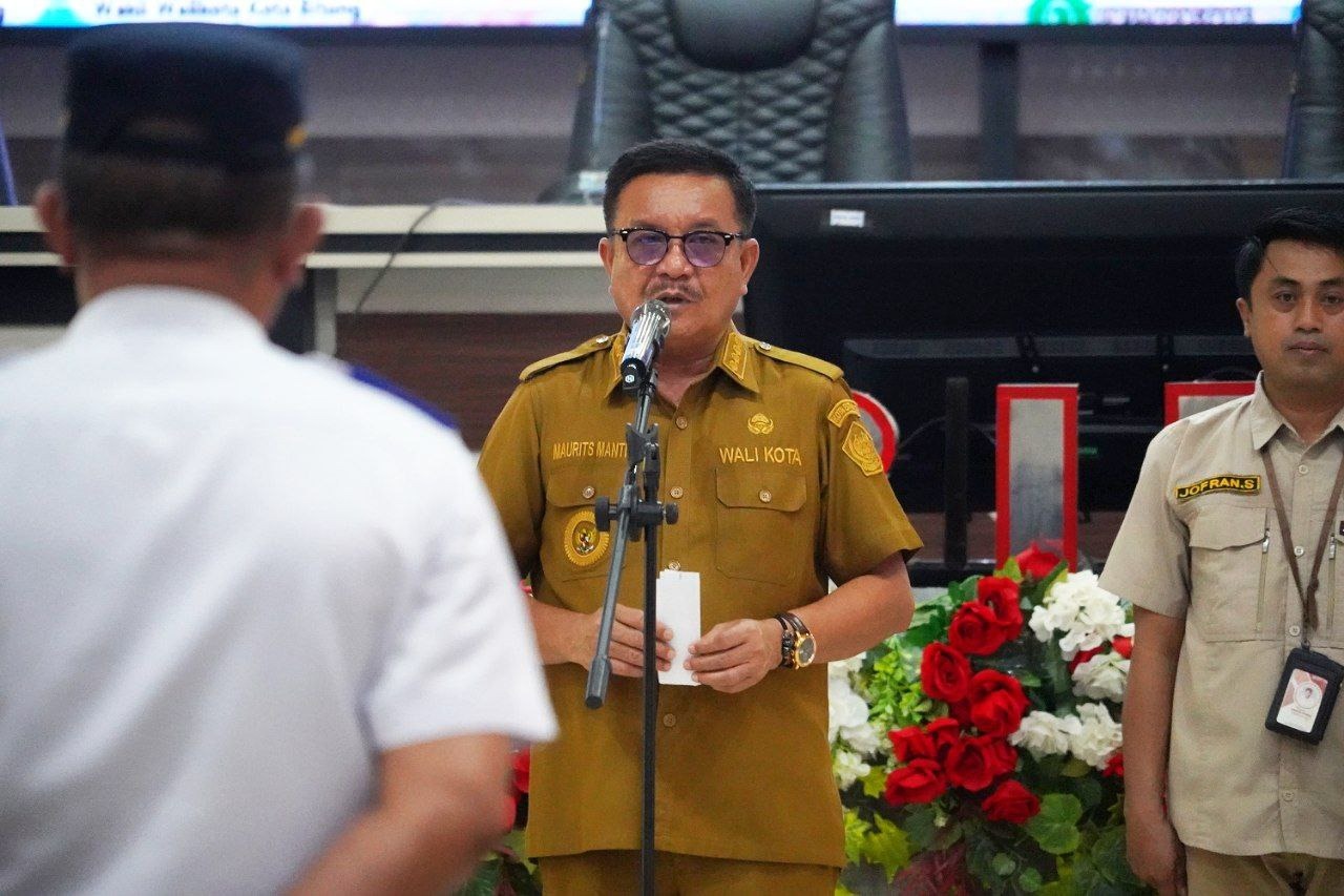 Wali Kota Bitung, Maurits Mantiri saat melepas peserta diklat Politeknik Pelayaran Sulut. (Fto/Ist)