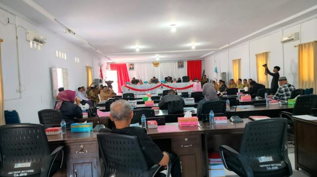 Suasana Rapat Amandemen Gabungan Komisi LKPJ tahun 2022 di aula rapat kantor DPRD Buteng.