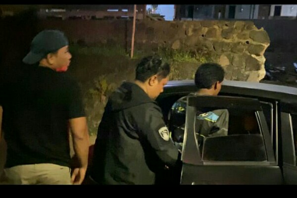 Pelaku RK (17) saat digiring polisi. (Fto/Ist)