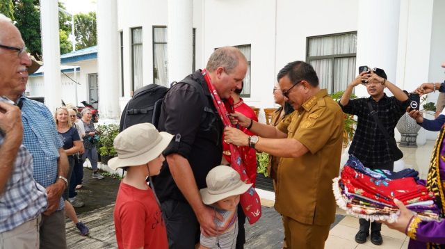 Wali Kota Bitung, Maurits Mantiri saat menerima kunjungan turis mancanegara di Rumah Dinas. (Fto/Ist)