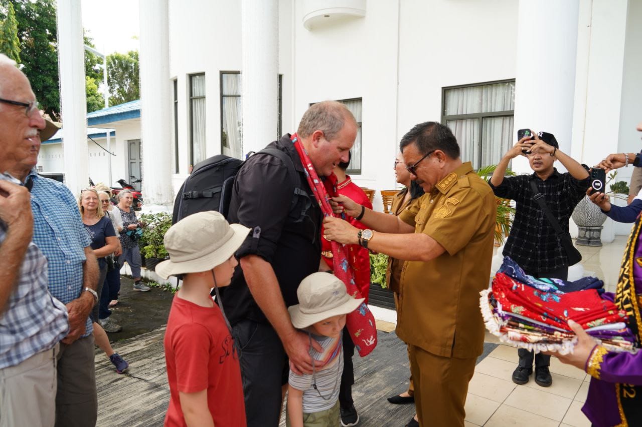 Wali Kota Bitung, Maurits Mantiri saat menerima kunjungan turis mancanegara di Rumah Dinas. (Fto/Ist)