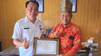 Produk UMKM Gula Aren, Arya Krisna Nusantara Made saat menerima penghargaan.(Foto:Kominfo).