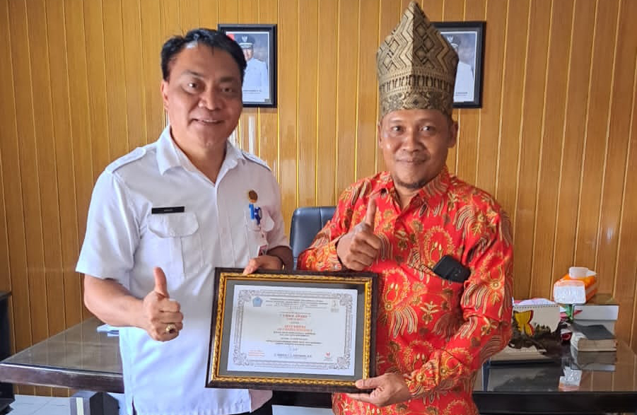 Produk UMKM Gula Aren, Arya Krisna Nusantara Made saat menerima penghargaan.(Foto:Kominfo).