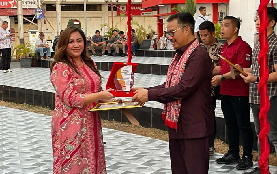 Kepala Dinas P2KB Mitra dr. Hellny Ratuliu saat menerima penghargaan dari Kepala BKKBN RI Dr.(H.C). dr. Hasto Wardoyo, SpOG , Minggu 27 Agustus 2023.(Foto:JMT)