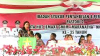 Bupati Mitra James Sumendap,SH,MH saat memberikan sambutan di peresmian pastori 2 GMIM Maranatha Molompar Satu, Minggu 27 Agustus 2023.(Foto:Istimewa)