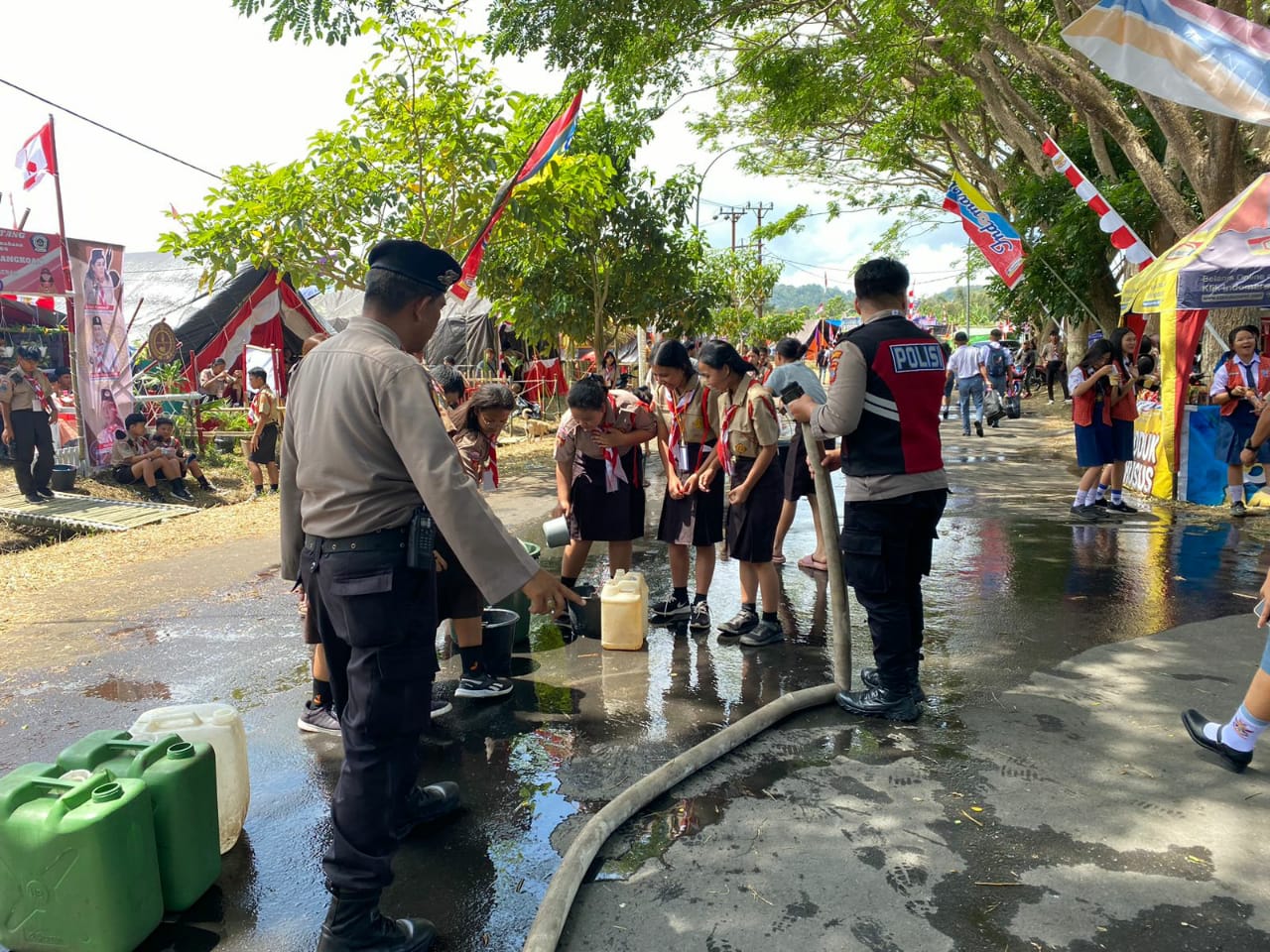Inovasi Problem Solving dari Polres Minahasa untuk kendala air bersih di Perkemahan Pramuka di Tondano (Foto Humas Polres).