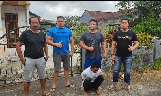 Tim Resmob Polres Minahasa berhasil amankan Terduga Pelaku Penikaman di Desa Toliang Oki, Eris di rumahnya, Senin 28 Agustus 2023.(Foto:David kaunang)