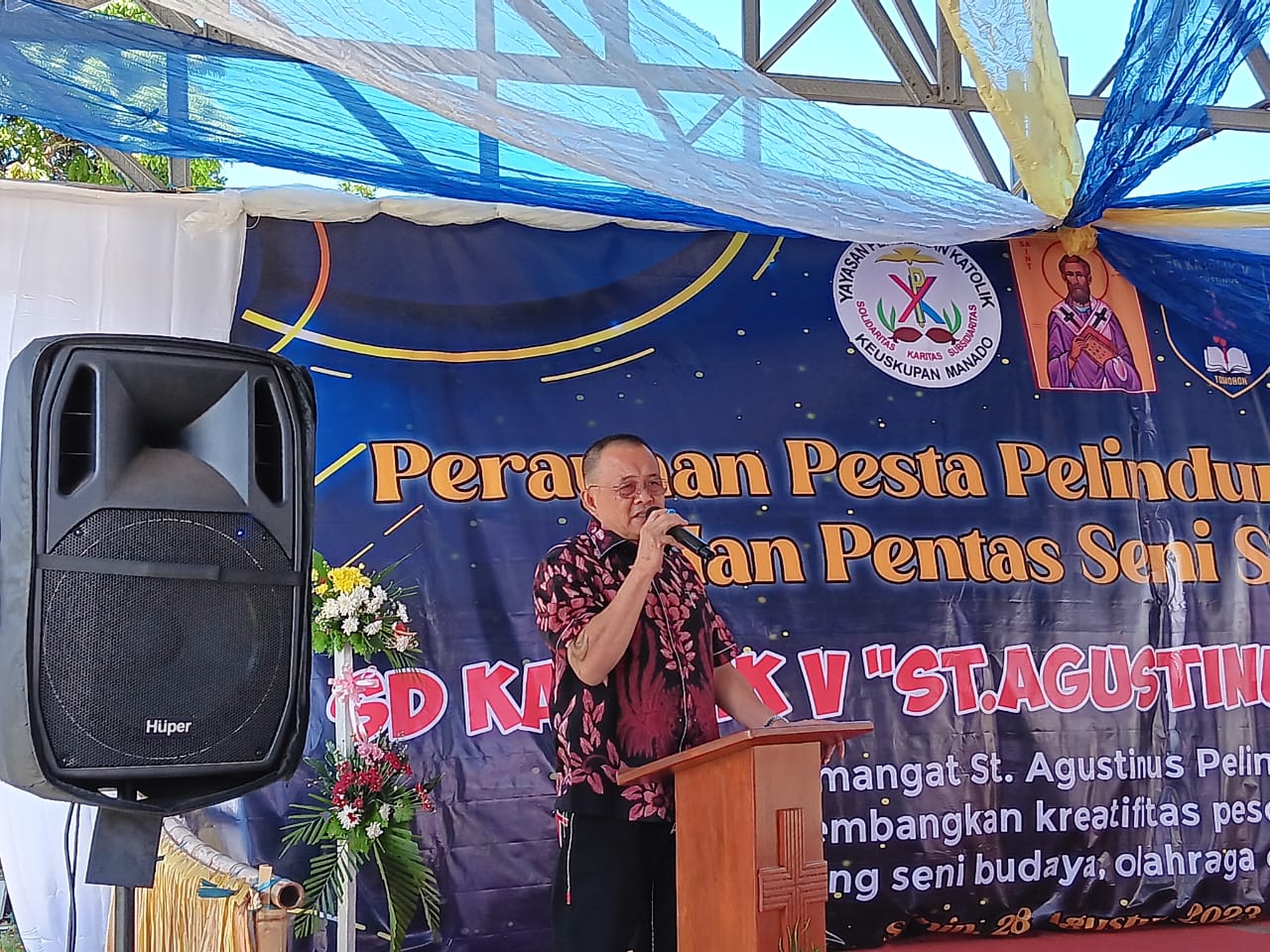 Wali Kota Tomohon Wenny Lumentut Memberikan Sambutan Saat Kegiatan Pentas Seni Siswa SD Katolik.(Foto:Prokla Malingkas)