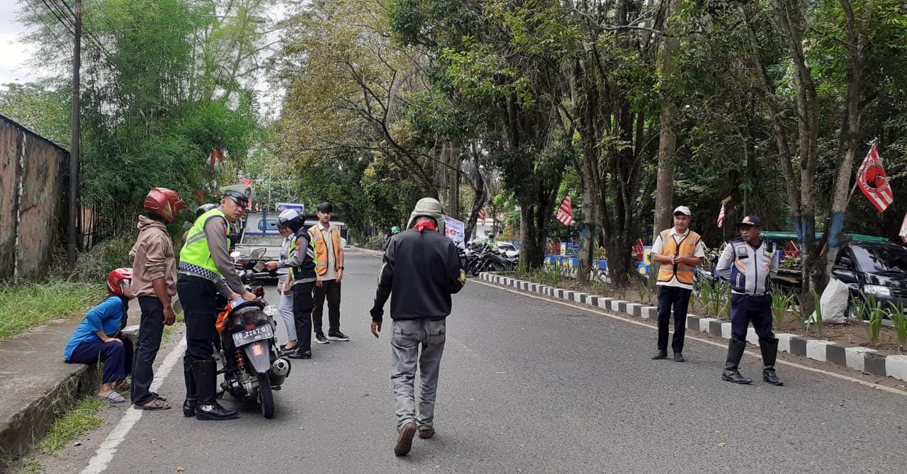 Saat razia kendaraan bermotor di jalan Paloko Kinalang jalur dua Kotabangon, Selasa 29 Agustus 2023.(Foto:Nuxbuhang)