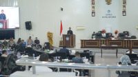 Wakil Wali Kota Bitung, Hengky Honandar memberikan sambutan di rapat Paripurna. (Fto/Ist)