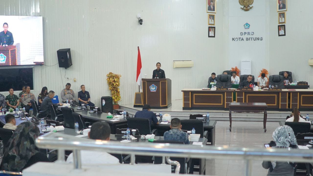 Wakil Wali Kota Bitung, Hengky Honandar memberikan sambutan di rapat Paripurna. (Fto/Ist)