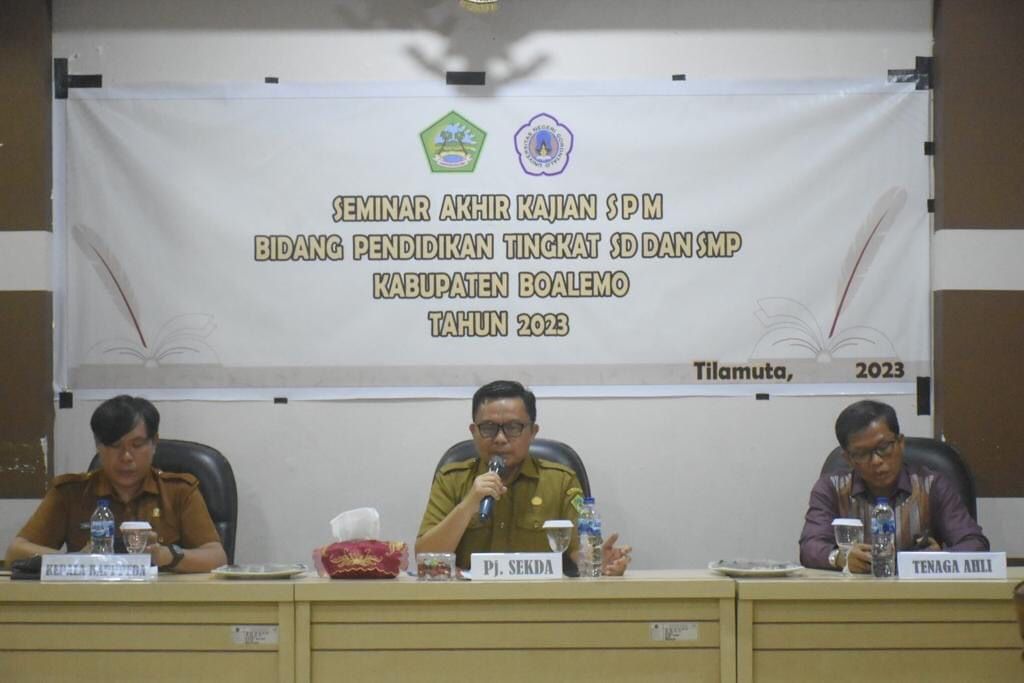 Pj Sekda Boalemo Supandra Nur, ST berikan sambutan pada kegiatan Seminar Akhir Kajian SPM Bidang Pendidikan. Foto Prokopim Boalemo, Selasa (29/8/2023)