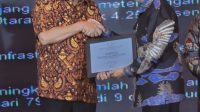 Menteri Perhubungan Budi Karya Sumadi (kanan) menyerahkan penghargaan kepada Gubernur Sulawesi Utara (Sulut) Olly Dondokambey SE (kiri) di Jakarta, Selasa (29/8/2023) kemarin. (Foto: Pemprov Sulut)