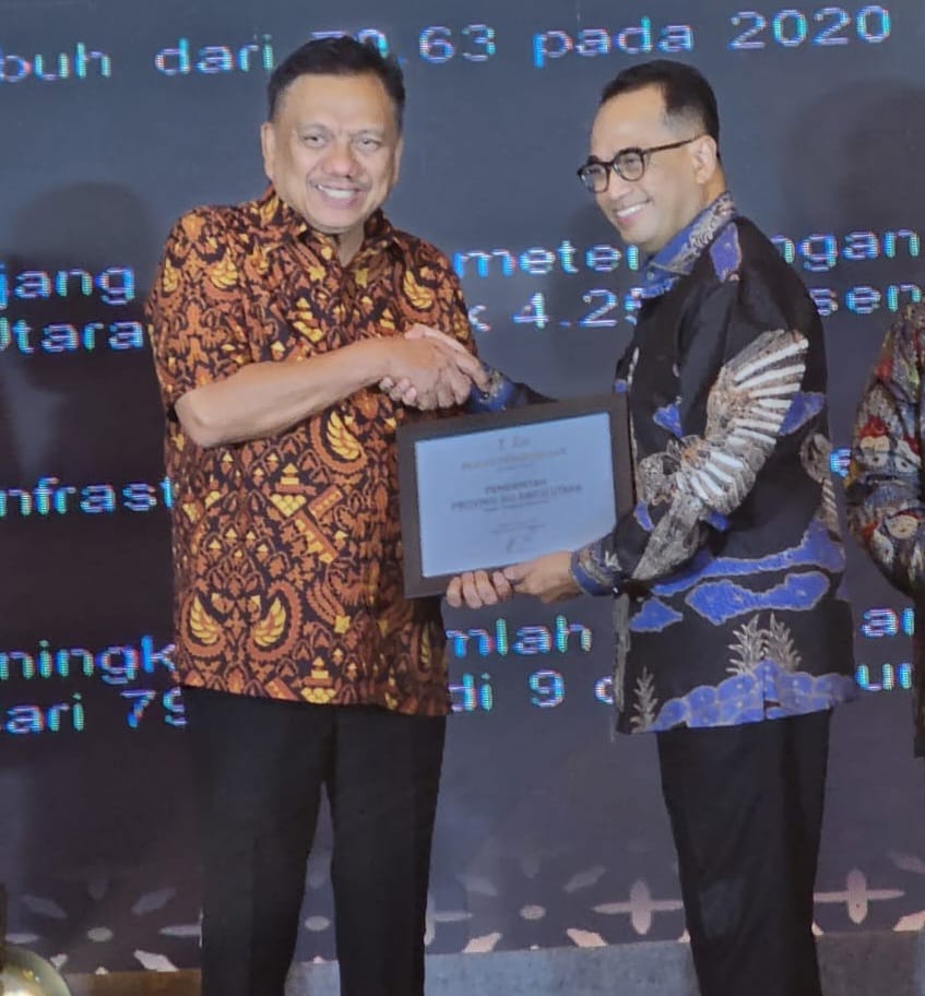 Menteri Perhubungan Budi Karya Sumadi (kanan) menyerahkan penghargaan kepada Gubernur Sulawesi Utara (Sulut) Olly Dondokambey SE (kiri) di Jakarta, Selasa (29/8/2023) kemarin. (Foto: Pemprov Sulut)