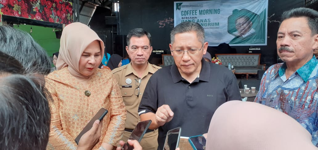 Doorstop beberapa awak media kepada Dr Anas Urbaningrum.(Foto: Nuxbuhang)