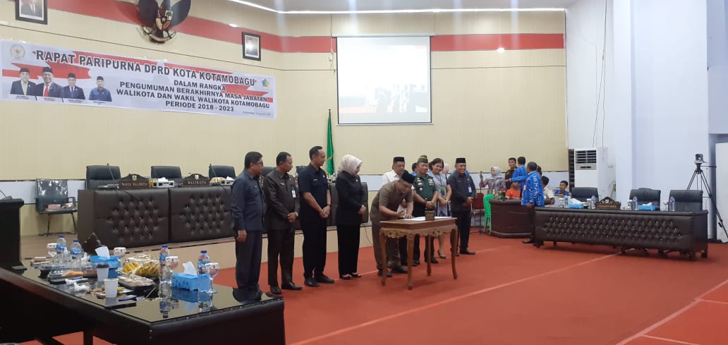 Wali Kota Kotamobagu Ir Hj Tatong Bara, menghadiri Rapat Paripurna Pengumaman Berakhirnya Masa Jabatan Wali Kota Kotamobagu.(Foto:Nuxbuhang)