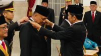 Presiden Republik Indonesia (RI) Joko Widodo (Jokowi/kanan) saat memberikan penghargaan tanda kehormatan kepada Gubernur Provinsi Sulawesi Utara (Sulut) Olly Dondokambey SE (kiri) di Istana Negara, Jakarta, Senin 14 Agustus 2023. (Foto: DKIPS)