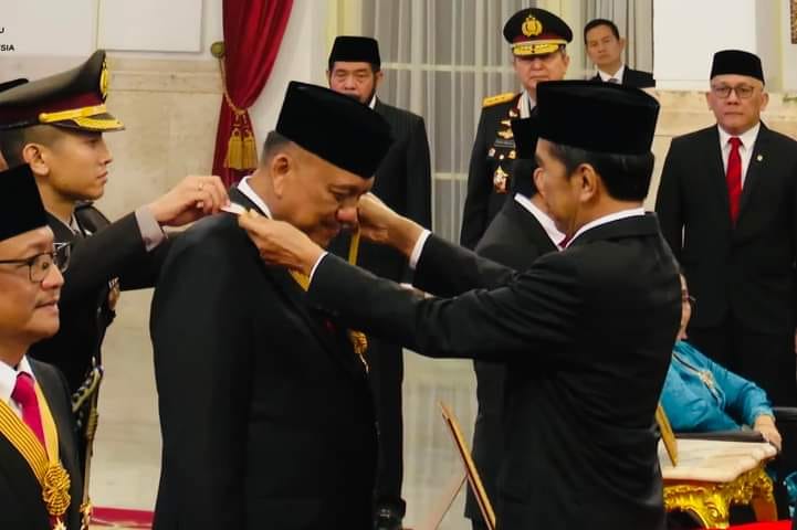 Presiden Republik Indonesia (RI) Joko Widodo (Jokowi/kanan) saat memberikan penghargaan tanda kehormatan kepada Gubernur Provinsi Sulawesi Utara (Sulut) Olly Dondokambey SE (kiri) di Istana Negara, Jakarta, Senin 14 Agustus 2023. (Foto: DKIPS)