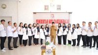Wali Kota Foto bersama 20 Enumerator survei Kesehatan Indonesia (SKI).(foto:Indah)