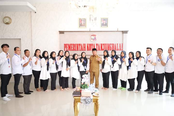 Wali Kota Foto bersama 20 Enumerator survei Kesehatan Indonesia (SKI).(foto:Indah)