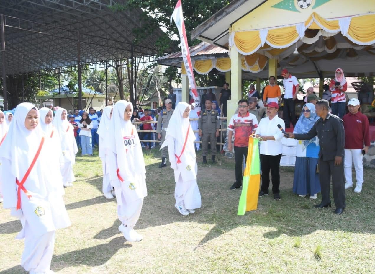 Pj Bupati Sherman Moridu Melepas Kegiatan Gerak tingkat SMA, SMK, OPD dan tingkat Desa. (Foto Prokopim Boalemo, Kamis (17/8/2023).