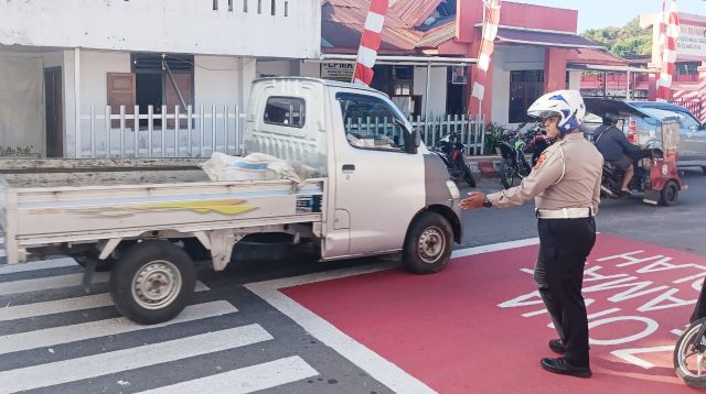 Tampak salah satu personil Satlantas Polres Mitra saat sedang mengatur alur pelan lalulintas di zona penyeberangan anak sekolah, Selasa 08 Agustus 2023.(Foto:Satlantas Polres Mitra)
