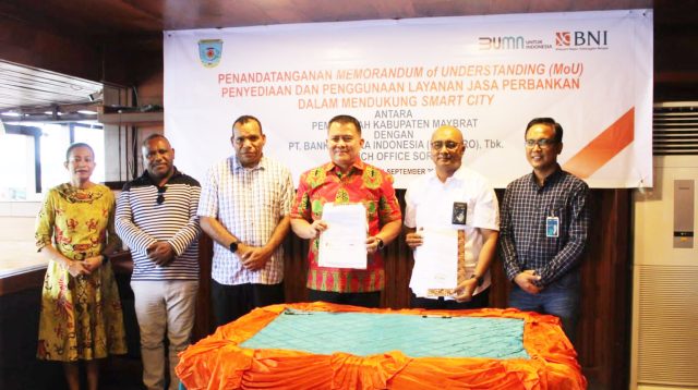 Pj Bupati Maybrat Dr.Bernhard E Rondonuwu, S.Sos, MSi saat melakukan penandatanganan MoU dengan Bank BNI, Jumat 01 September 2023.(Foto:humas maybrat).