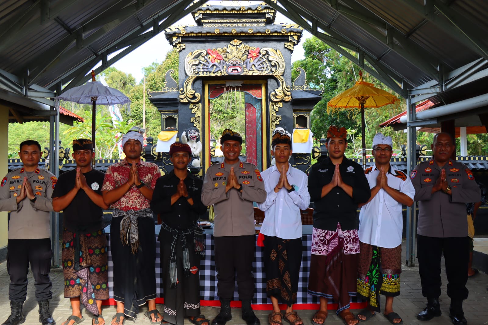 Kapolres Ketut Suryana berikan Bantuan dana pemeliharaan Pura dan Buku agama Hindu di Pura Danu Madara Kiniar Tondano, Kamis 31 Agustus 2023.(Foto: David Kaunang)