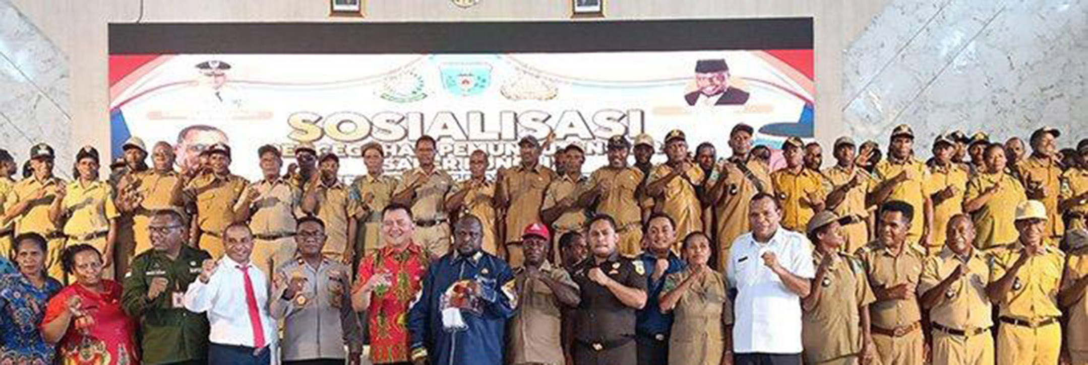 Pejabat Bupati Maybrat Dr. Bernhard Eduard Rondonuwu, S.Sos, M.Si saat foto bersama.(Foto:humas maybrat)