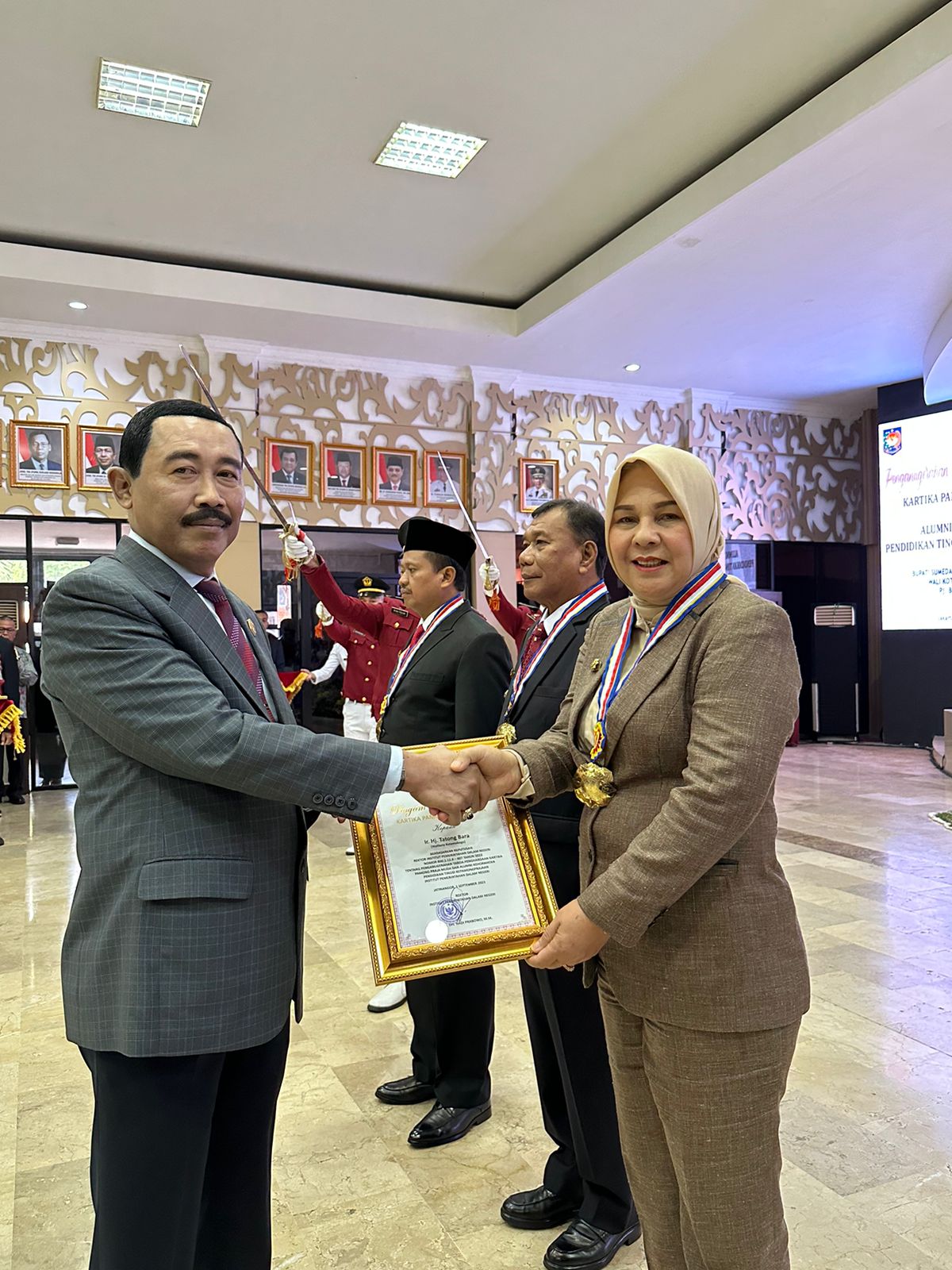 Ir Tatong Bara  saat menerima Penghargaan Kartika Pamong Praja Muda dan Alumni Kehormatan Pendidikan Tinggi Kepamongprajaan dari IPDN.(Foto:Nux Buhang)