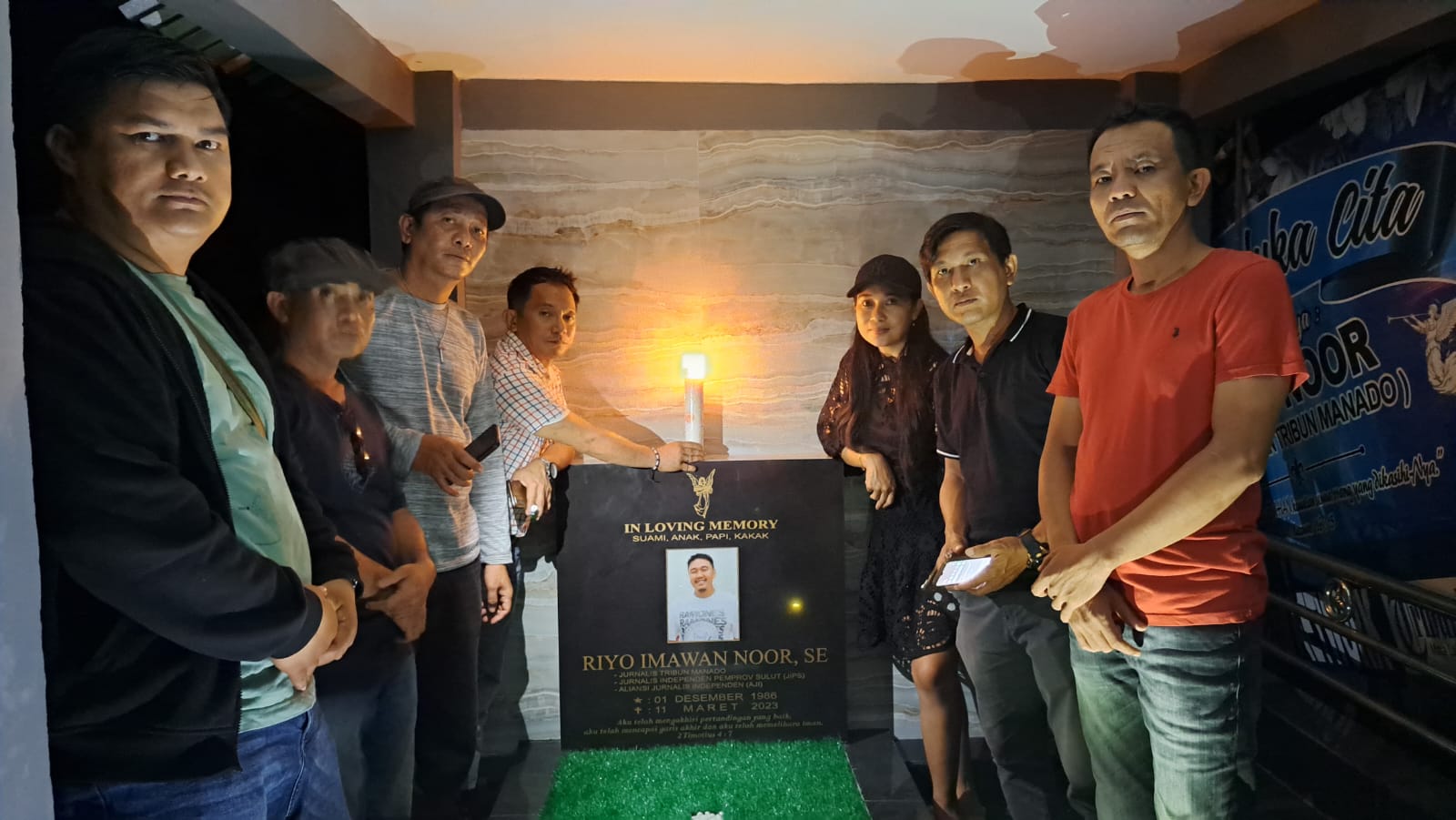 Koordinator JIPS Irvan Sembeng bersama para anggota didampingi Istri Almarhum Riyo Imawan Noor, Vina Kaawoan berziarah di makam, Desa Wasian, Kecamatan Kakas, Kabupaten Minahasa, Minggu (10/9/2023). (Foto: JIPS)