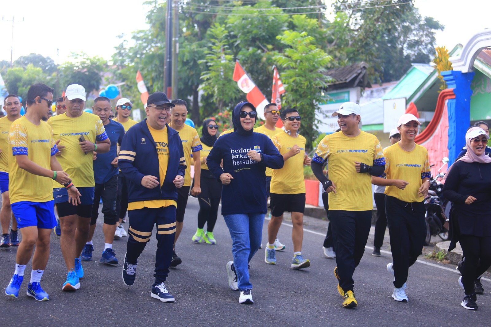 Wali Kota Kotamobagu Ir Hj Tatong Bara, saat mengikuti olahraga Lari bersama, ribuan peserta.(Foto:Kominfo Kotamobagu)