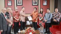 Pemerintah Provinsi Sulawesi Utara bersama Pimpinan Ombudsman Republik Indonesia (RI) Jemsly Hutabarat di Lantai 6 Kantor Gubernur, Kota Manado, Jumat (15/9/2023). (Foto: Itey/Liputan15.com)