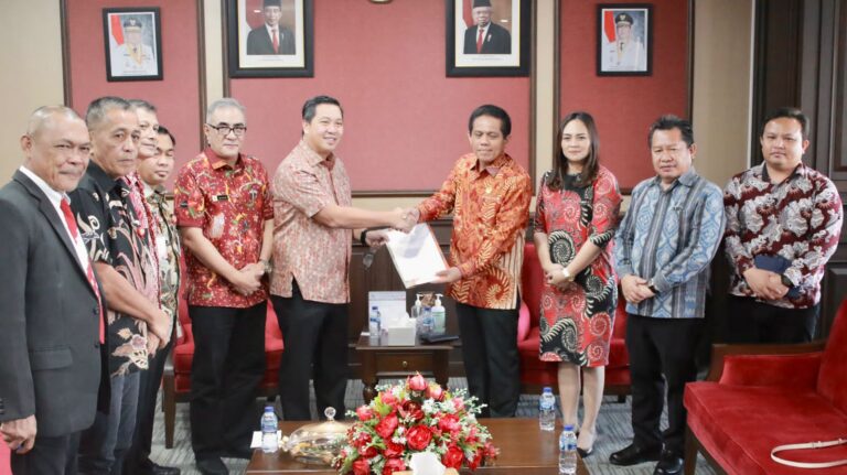 Pemerintah Provinsi Sulawesi Utara bersama Pimpinan Ombudsman Republik Indonesia (RI) Jemsly Hutabarat di Lantai 6 Kantor Gubernur, Kota Manado, Jumat (15/9/2023). (Foto: Itey/Liputan15.com)