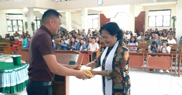 Ronald Kandoli saat memberikan bantuan kepada Jemaat GMIM Anugerah Lowu di Ratahan, Minggu 17 September 2023.(Foto:temanRK))