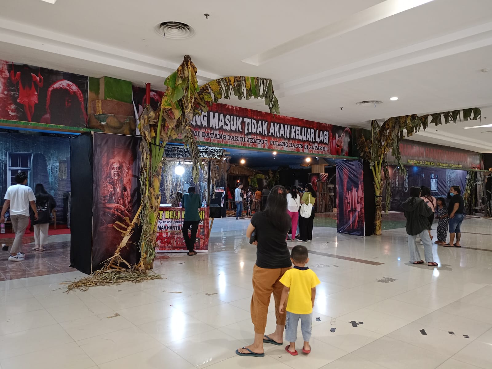 Wahana hiburan misteri uji nyali Rumah Hantu Pok-Pok di Multi Mart, Lantai I Mega Mas, Kota Manado, Senin (18/9/2023). (Foto: Adi Sururama)