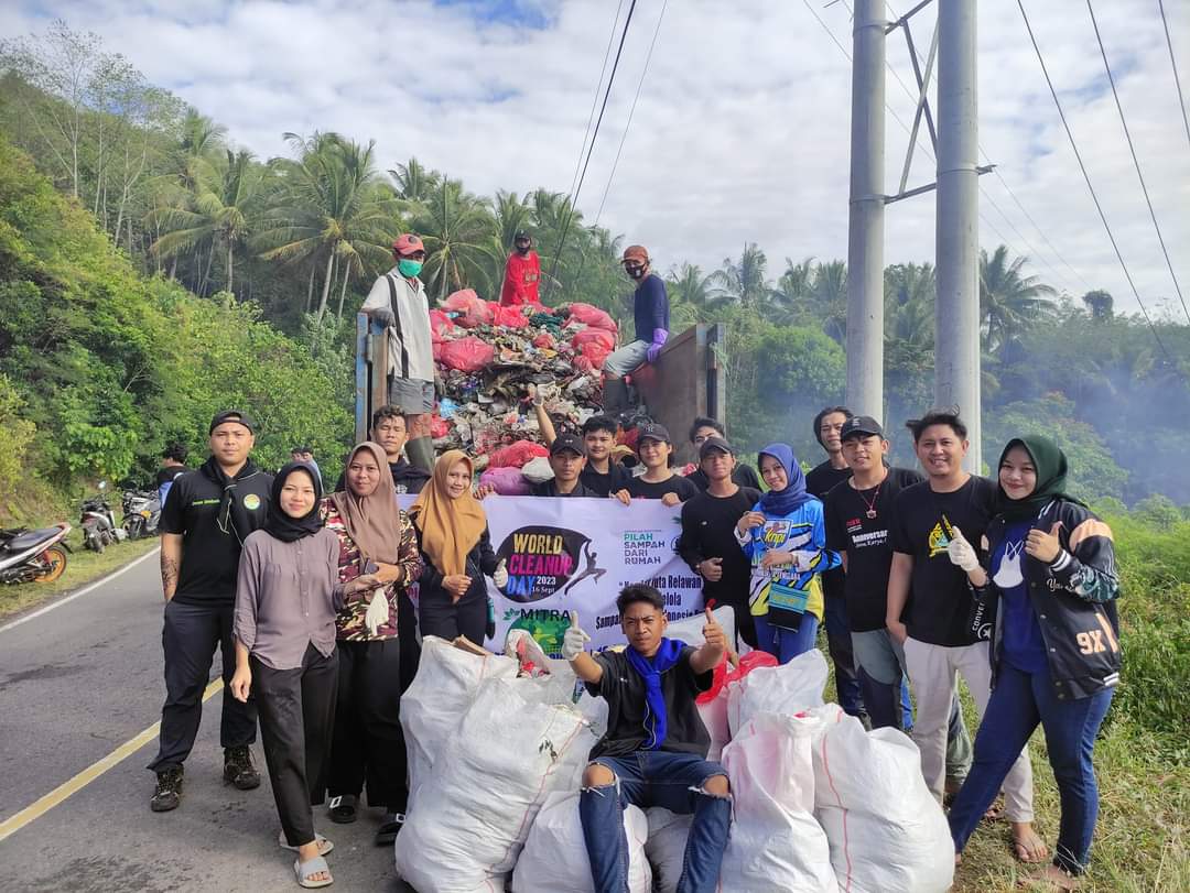 Ratusan relawan anak muda turut mengambil bagian dalam kegiatan World Cleanup Day,Minggu 17 September 2023.(Foto: JMT)