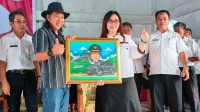 Pemberian cendera mata dari Kepala Dinas Pendidikan Mitra Sarah Kindangen kepada Bupati Mitra James Sumendap dan Wakil Bupati Jesaya Joke Legi, Rabu 20 September 2023.(Foto:JMT)