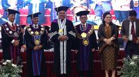 Gubernur Sulawesi Utara Olly Dondokambey (tengah) dan Isteri Rita Tamuntuan (kedua dari tengah) bersama Rektor Berty Sompie (pertama dari tengah) serta para wakil Unsrat Manado di Auditorium, Kamis (21/9/2023). (Foto: DKIPS)