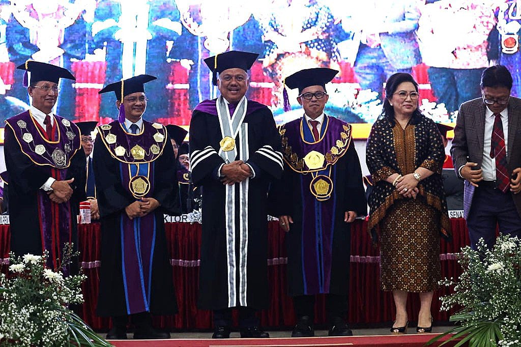 Gubernur Sulawesi Utara Olly Dondokambey (tengah) dan Isteri Rita Tamuntuan (kedua dari tengah) bersama Rektor Berty Sompie (pertama dari tengah) serta para wakil Unsrat Manado di Auditorium, Kamis (21/9/2023). (Foto: DKIPS)